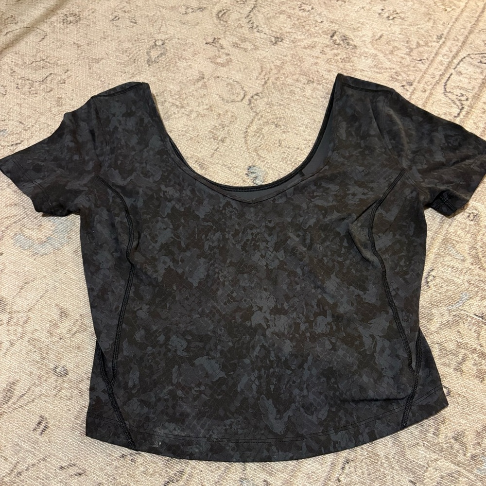 Lululemon crop top sz 6
Black snakeskin pattern